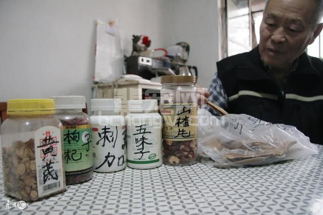 茄秧能治仔猪拉稀？麦麸还可以这样用？这些养猪小窍门分享给你们
