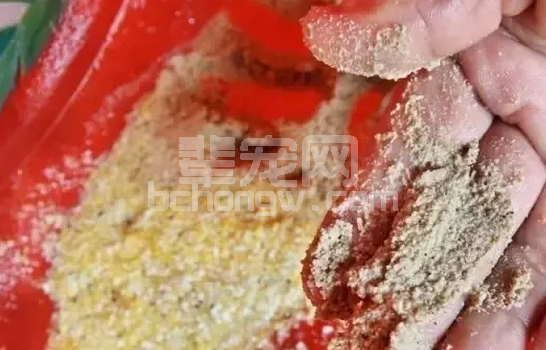 养猪挣钱不容易，怎样选购饲料才能不被骗钱？